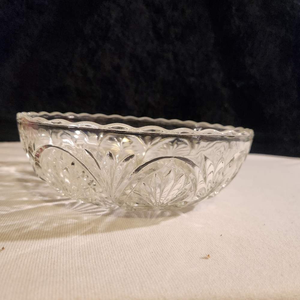 Vintage Anchor Hocking Medallion Crystal Clear Glass Serving Bowl Star Cameo.